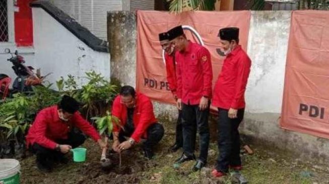Peringati HUT ke 48, DPC PDIP Palembang Tanam Ratusan Pohon