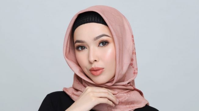 Bingung Pilih Lensa Kontak? Ini Tips Padu-padan Sesuai Gaya Makeup