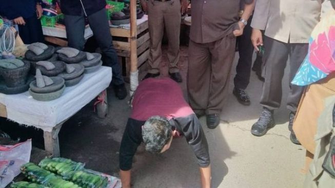 Wali Kota Cilegon Ngider ke Pasar, Suruh Push Up yang Tak Pakai Masker