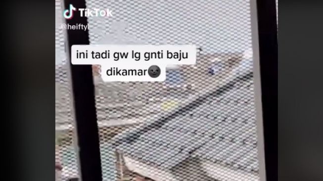 Lagi Ganti Baju di Kamar, Gadis Ini Terkejut saat Lihat ke Arah Jendela