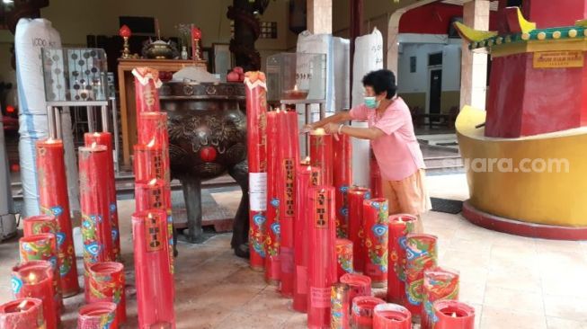 Lilin merah pesanan warga di Vihara Boen Hay Bio Serpong, Tangsel, Selasa (2/2/2021). [Suara.com/Wivy Hikmatullah]