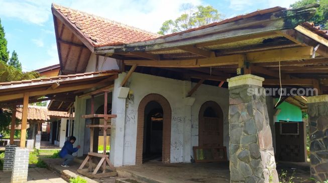 Kondisi Villa Suzzana yang terbengkalai membuatnya terlihat semakin angker. [Suara.com/Ferrye Bangkit Rizki]