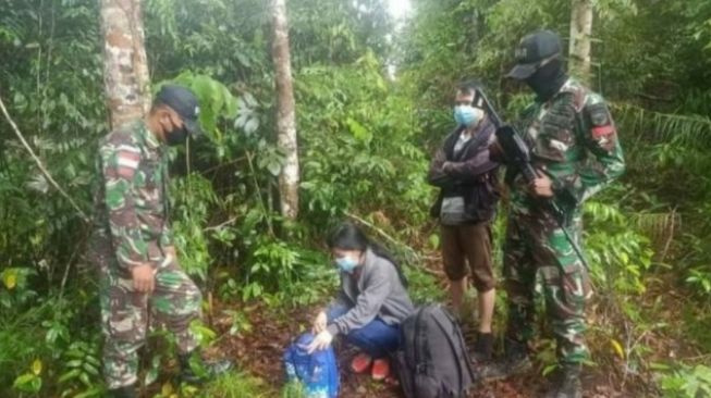 Satgas Pamtas Yonif 642/Kapuas PMI yang masuk jalur tikus. (ist)