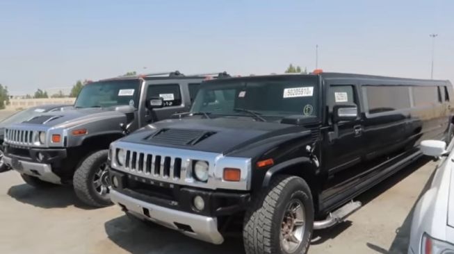 Limousine Hammer juga tersedia dua unit di kuburan supercar Dubai [YouTube: Rohan Robert].