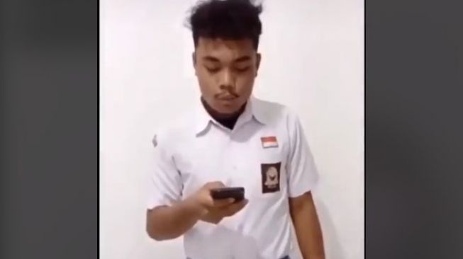 Siswa SMA baca puisi tentang ayah. (Tiktok/@psvppl)