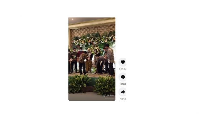 Kondangan bawa sembako. [TikTok]