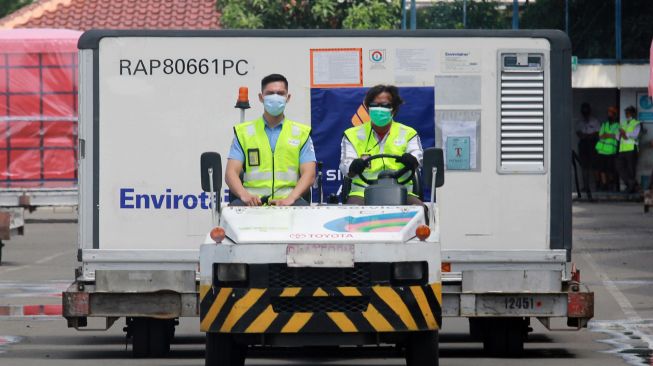 Pekerja cargo membawa Envirotainer berisi vaksin COVID-19 Sinovac setibanya dari Beijing di Terminal Cargo Bandara Soekarno Hatta, Tangerang, Banten, Selasa (2/2/2021). [ANTARA/Muhammad Iqbal]