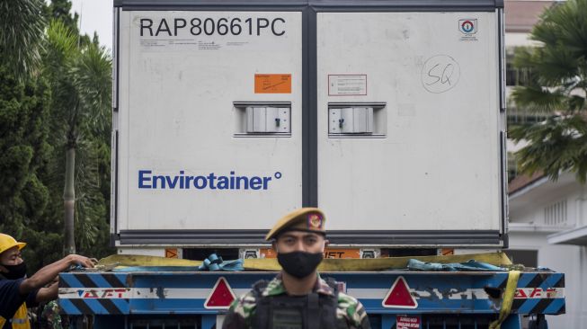 Prajurit TNI berjaga di dekat Envirotainer berisi bahan baku vaksin COVID-19 Sinovac, di Bio Farma, Bandung, Jawa Barat, Selasa (2/2/2021).  [ANTARA FOTO/M Agung Rajasa]