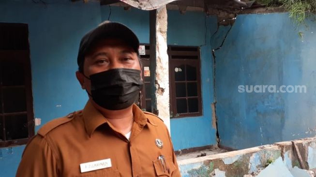  Lurah Pondok Kacang Barat Ahmad Zulkarnain usai meninjau lokasi ambles rumah warga, Senin (1/2/2021). [Suara.com/Wivy Hikmatullah]