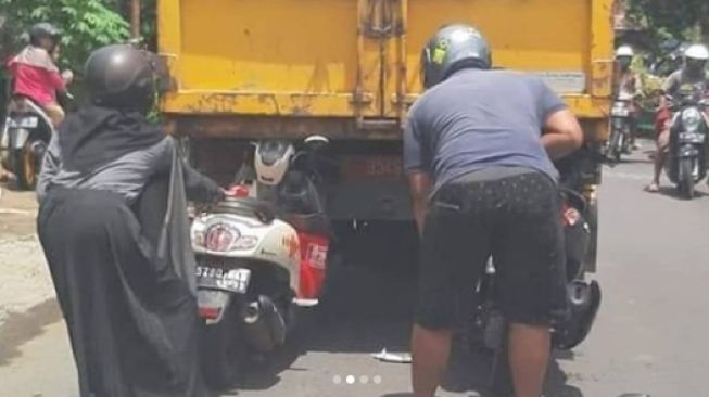 Dua motor tertancap di bokong truk (Instagram)