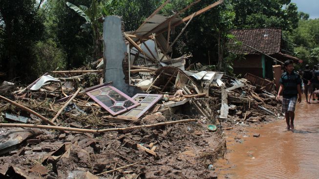 Rumah warga ambruk diterjang banjir bandang di Desa Banjaragung, Kecamatan Bareng, Kabupaten Jombang, Jawa Timur, Selasa (2/2/2021).  ANTARA FOTO/Syaiful Arif