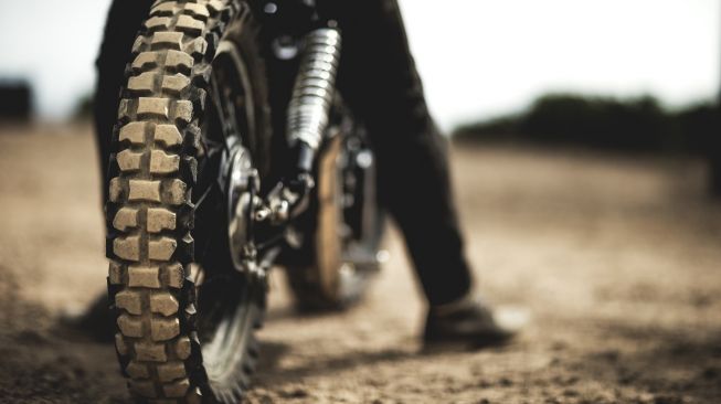 Ban dual purpose memiliki ciri visual tapak yang menonjol, nyaman digunakan di medan off-road [Envato Elements/Mint Images].