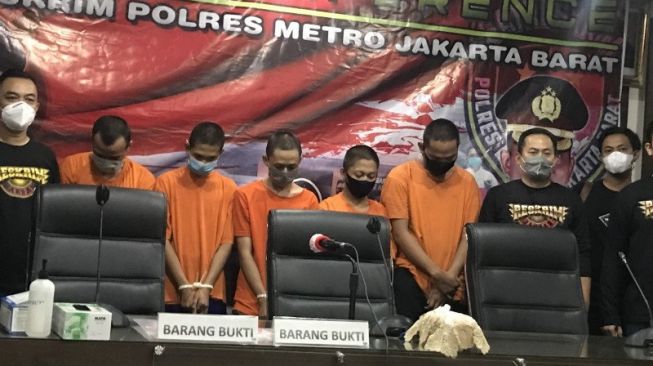 Pelaku penusukan terhadap seorang ABG dalam kasus begal yang dilakukan komplotan geng motor dihadirkan dalan konferensi pers di Polres Metro Jakarta Barat, Selasa (2/2/2021). [ANTARA/Devi Nindy]