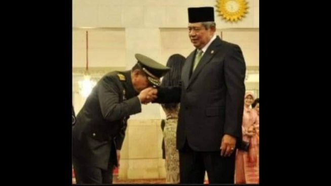 Panas Kudeta PD, Kader Demokrat Unggah Foto Lawas SBY Lantik Moeldoko