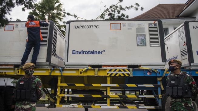 Prajurit TNI berjaga di dekat Envirotainer berisi bahan baku vaksin COVID-19 Sinovac, di Bio Farma, Bandung, Jawa Barat, Selasa (2/2/2021).  [ANTARA FOTO/M Agung Rajasa]