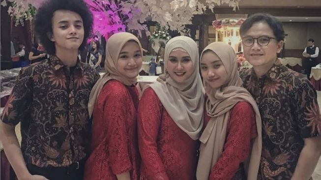 Wawan Juniarso (kanan) bersama istri dan ketiga anaknya. [Instagram]