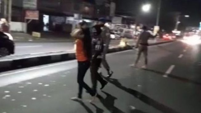 Asyik Mangkal di Kepandean, PSK Kena Razia Dikejar Satpol PP