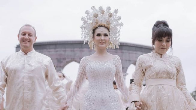 Pernikahan Sarah Gibson dan Diska Resha (dok. instagram/@thepotomoto)