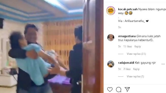 Auto Bingung! Lagi Tidur Pulas, Pria Ini Digendong dan Dinaikkan Motor