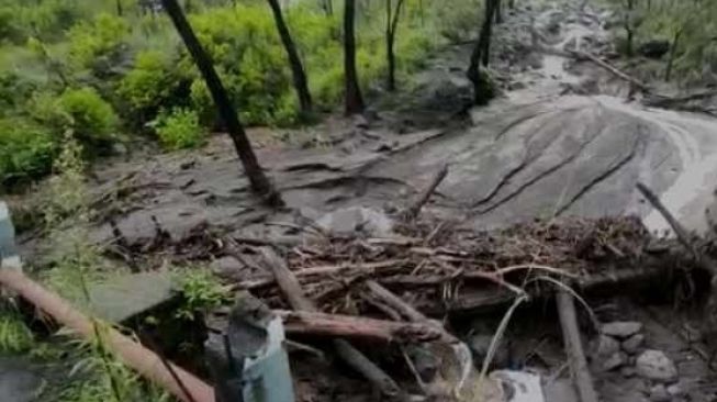 Lereng Ijen Longsor, Jalan Penghubung Banyuwangi-Bondowoso Terbenam Lumpur
