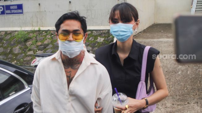 Onadio Leonardo dan Istrinya, Beby Prisillia saat ditemui awak media di Kawasan Tendean, Jakarta Selatan, Selasa (2/2/2021). [Suara.com/Alfian Winanto]