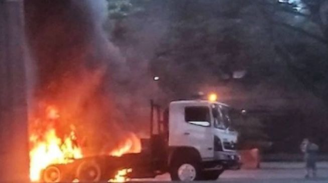 Truk Rem Macet Dipaksa Jalan, Terbakar di Jalan Tol Jakarta-Cikampek