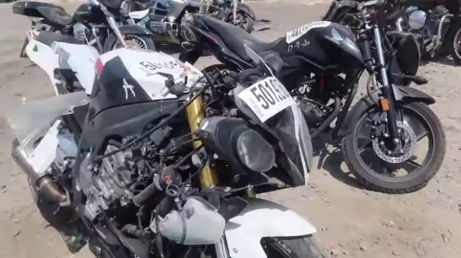 Satu unit BMW yang pastinya akrab di kalangan automotive goers karena fork yang khas, dengan latar belakang Harley-Davidson dan samping Honda [YouTube: Rohan Robert].