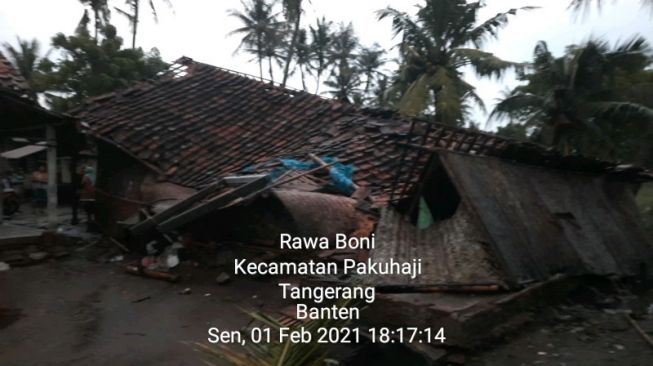 Salah satu rumah warga Desa Rawa Boni, Paku Haji, Kabupaten Tangerang, ambruk pasca diterjang angin puting beliung, Senin (1/2/2021). [Dok. BPBD Kabupaten Tangerang]