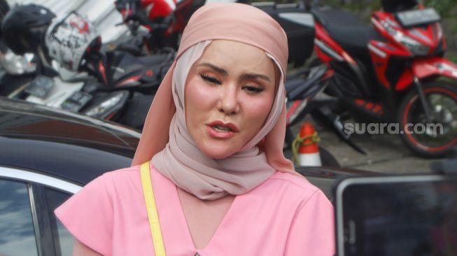Aktris Angel Lelga saat diwawancarai awak media di Kawasan Tendean, Jakarta Selatan, Selasa (2/2/2021). [Suara.com/Alfian Winanto]