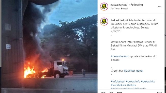 Truk terbakar di Jalan Tol Jakarta-Cikampek, Selasa (2/2/2021).[Instagram/@bekasi.terkini]