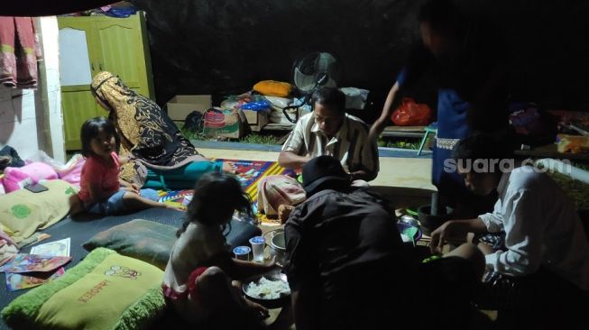 Korban gempa di Desa Botteng Utara, Kecamatan Simboro, Kabupaten Mamuju, Sulawesi Barat mengungsi. (Suara.com/Bagaskara)