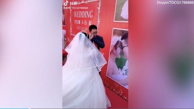 Viral Mempelai Pria di China Menangis karena Menikah Tanpa Dihadiri Tamu (tangkap layar dailymail.co.uk)