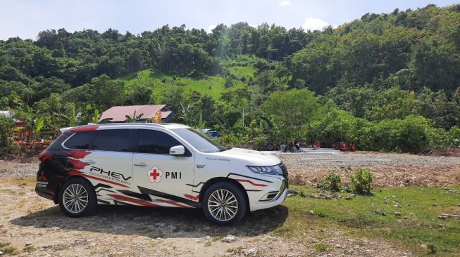 Mitsubishi Outlander PHEV yang berfungsi mengalirkan daya listrik dalam situasi darurat bencana alam [Dok PT MMKSI].