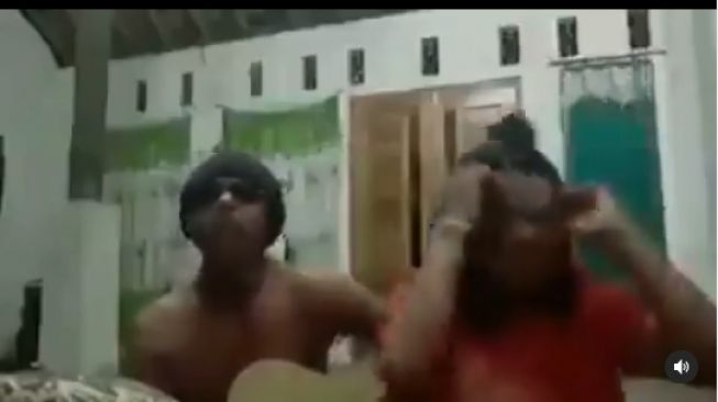 Aksi seorang bocah tunjukkan alat kelamin saat kedua orangtuanya membuat video. - (Instagram/@teritoridiot)