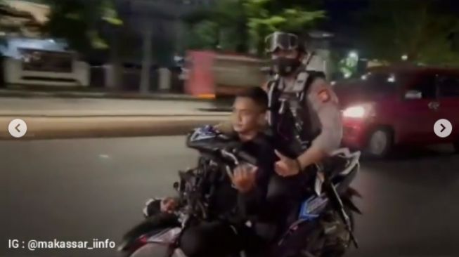 Pemotor 'Ngecheat' Malaikat Maut saat Atraksi, Auto Ciut Dibonceng Polisi