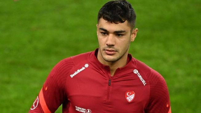 Ozan Kabak saat memperkuat Timnas Turki. [INA FASSBENDER / AFP]