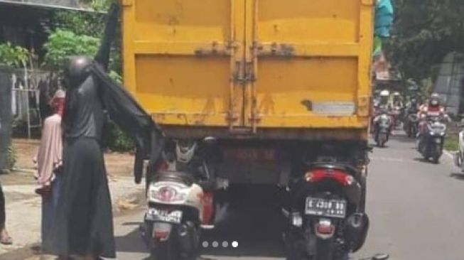 Berawal Rem Mendadak, Dua Motor Nyangkut Tepat di Belakang Truk