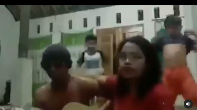 Orangtuanya Bikin Cover Lagu, Anak Ini Justru Pamer Alat Vital di Belakang