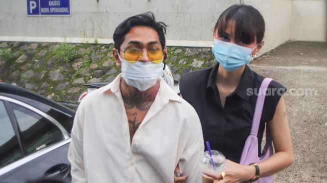 Onadio Leonardo dan Istrinya, Beby Prisillia saat ditemui awak media di Kawasan Tendean, Jakarta Selatan, Selasa (2/2/2021). [Suara.com/Alfian Winanto]