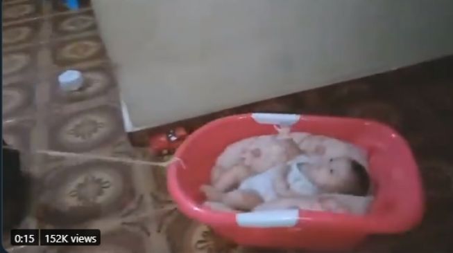 Aksi Bapak Seret Bayi Pakai Ember Bikin Melongo, Publik Salfok ke Benda Ini