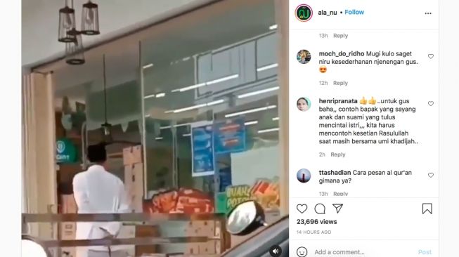 Gus Baha saat terekam di mini market. [Instagram/@ala_nu