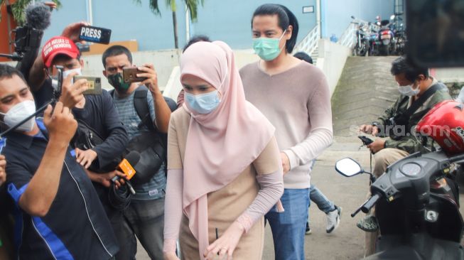 Pasangan Roger Danuarta dan Cut Meyriska saat ditemui usai mengisi sebuah acara di Kawasan Tendean, Jakarta Selatan, Rabu (3/2/2021). [Suara.com/Alfian Winanto]