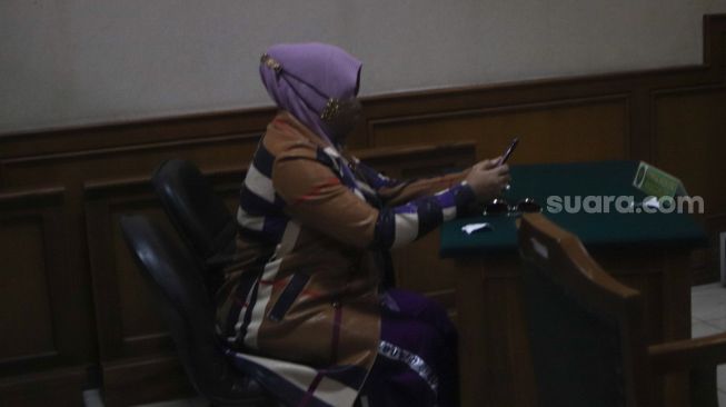 Istri pertama Komedian Kiwil, Rochimah saat menjalani sidang cerai di Pengadilan Agama Jakarta Selatan, Rabu (3/2/2021). [Suara.com/Alfian Winanto]