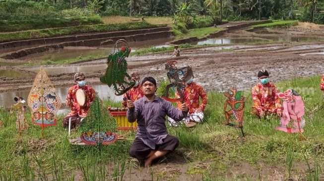 Bawa Pesan Lingkungan, Wayang Serangga Pentas di Tengah Sawah