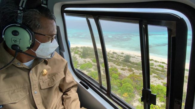 Gubernur Sulsel Nurdin Abdullah meninjau Pulau Lantigiang Selayar menggunakan helikopter, Rabu 3 Februari 2021 / [SuaraSulsel.id / Humas Pemprov Sulsel]