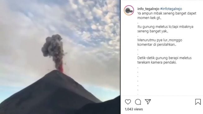 Seorang pendaki kegirangan mengabadikan momen gunung berapi meletus. - (Instagram/@info_tegalrejo)