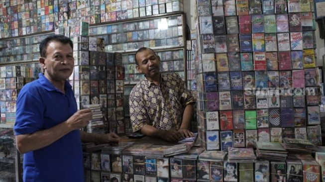 Unik! Rumah Makan Padang di Semarang Ini Jual Makanan Sekaligus Kaset