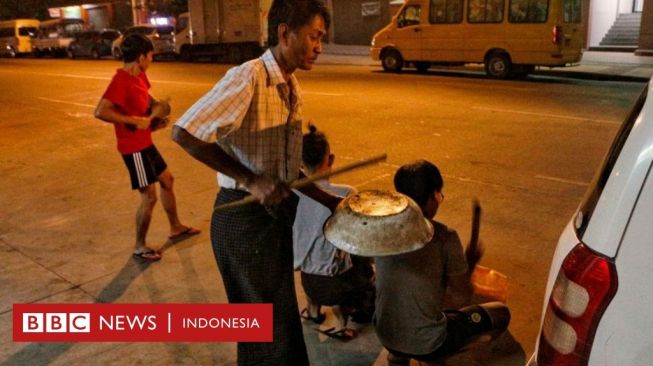 Warga Myanmar memukul alat-alat dapur di jalanan untuk memprotes kudeta militer terhadap pemerintahan sipil. [BBC]