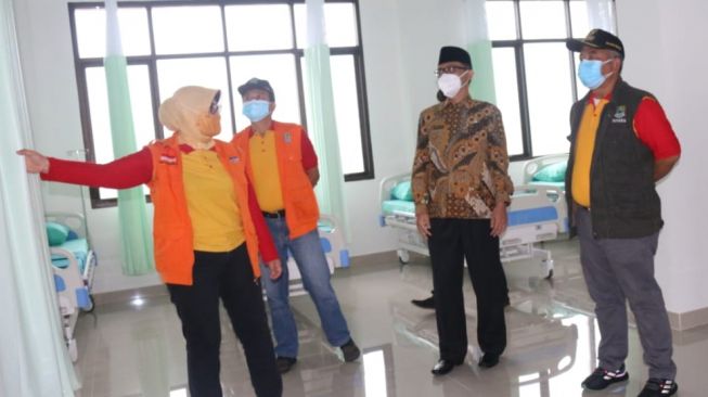 Wali Kota Bekasi Rahmat Effendi (paling kanan) berada di RSUD Tipe D Bekasi Utara.[Dok/Bagian Humas Setda Pemkot Bekasi]