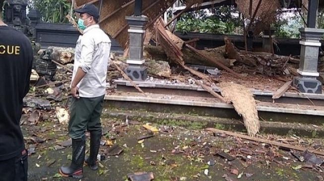 Hujan Deras, Pelinggih dan Bale Dawe Kecamatan Pupuan Terkena Pohon Tumbang